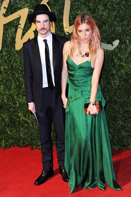 Tom Sturridge and Sienna Miller - os dois de Burberry. (Photo By Getty)